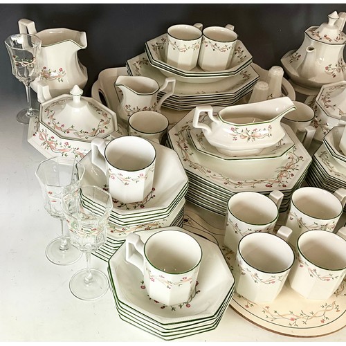 213 - A COMPLETE DINNER SERVICE AND GLASSES OF WITH 'ETERNAL BEAU' PATTERN