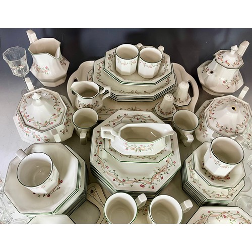 213 - A COMPLETE DINNER SERVICE AND GLASSES OF WITH 'ETERNAL BEAU' PATTERN