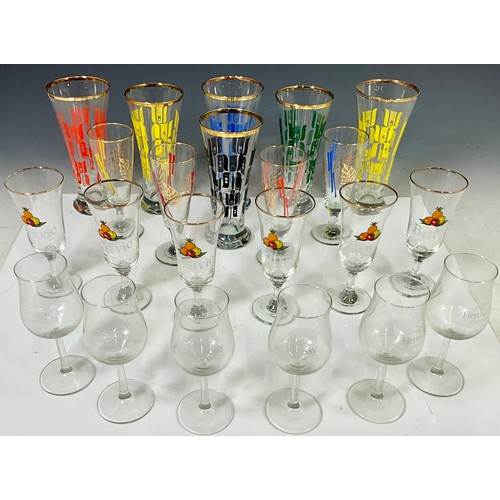 284 - VINTAGE RETRO DRINKING GLASSES INC. BRANDED GLASSESS