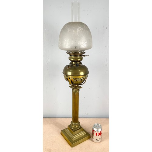 305 - GOOD QUALITY  BRASS OIL LAMP WITH ETCHED GLASS SHADE