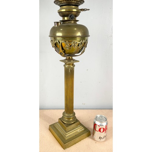 305 - GOOD QUALITY  BRASS OIL LAMP WITH ETCHED GLASS SHADE