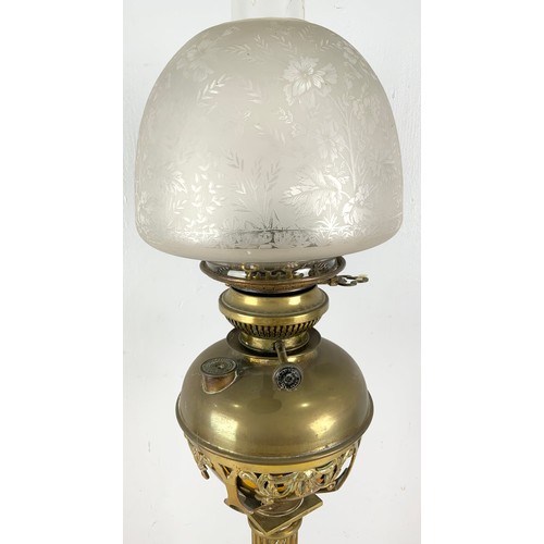 305 - GOOD QUALITY  BRASS OIL LAMP WITH ETCHED GLASS SHADE