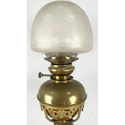 305 - GOOD QUALITY  BRASS OIL LAMP WITH ETCHED GLASS SHADE