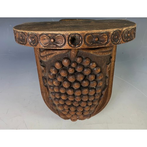 400 - CARVED OAK WALL BRACKET 27cm TALL