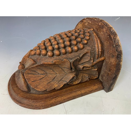 400 - CARVED OAK WALL BRACKET 27cm TALL