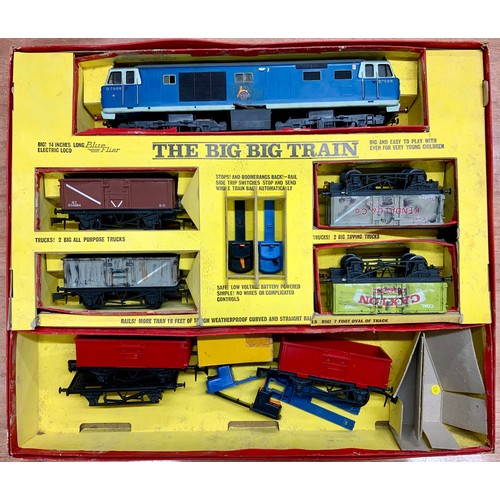 462 - A COLLECTION OF BIG BIG TRAIN ITEMS IN AN ORIGINAL BIG BIG TRAIN BOX INC HYMEK REPAINTED, 4 WAGONS A... 