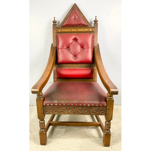 717 - A QUEEN ELIZABETH II SILVER JUBILEE 1977 CARVED OAK AND RED LEATHER THRONE CHAIR,NUMBERED 209 . 140c... 