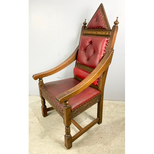 717 - A QUEEN ELIZABETH II SILVER JUBILEE 1977 CARVED OAK AND RED LEATHER THRONE CHAIR,NUMBERED 209 . 140c... 