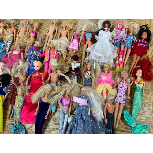 51 - BARBIE, SINDY & SIMILAR DOLLS, 50 IN TOTAL, MOST WITH OUTFITS, INC SYDNEY 2000, SNOW WHITE, MERMAID ... 