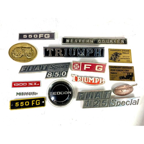 9 - COLLECTION OF VARIOUS CAR & MOTOR CYCLE BADGES, INC TRIUMPH, SEDDON, BRITISH LEYLAND, FIAT RALLY PLA... 