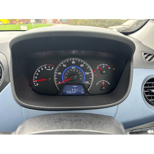 1 - HYUNDAI i10 HATCHBACK 1.2 PREMIUM FIVE DOOR, FIRST REGISTERED 23RD SEPTEMBER 2015, APPROXIMATELY 23,... 