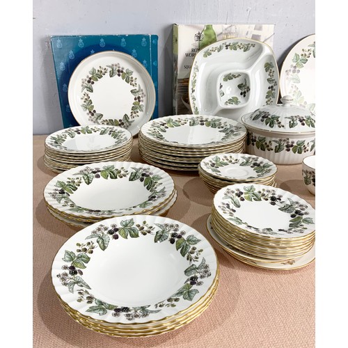 173 - LARGE QUANTITY OF ROYAL WORCESTER LAVINIA PATTERN TABLE WARE 2 TRAYS