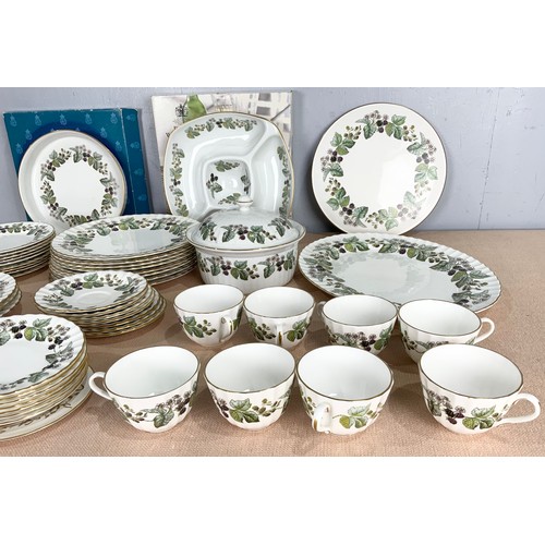 173 - LARGE QUANTITY OF ROYAL WORCESTER LAVINIA PATTERN TABLE WARE 2 TRAYS