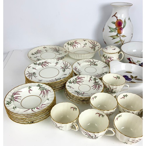 175 - ROYAL WORCESTER DUNROBIN & EVESHAM PATTERN TABLEWARE