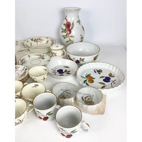 175 - ROYAL WORCESTER DUNROBIN & EVESHAM PATTERN TABLEWARE