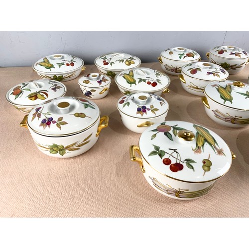 178 - QUANTITY OF ROYAL WORCESTER EVESHAM CIRCULAR TUREENS WITH COVERS 2 TRAYS