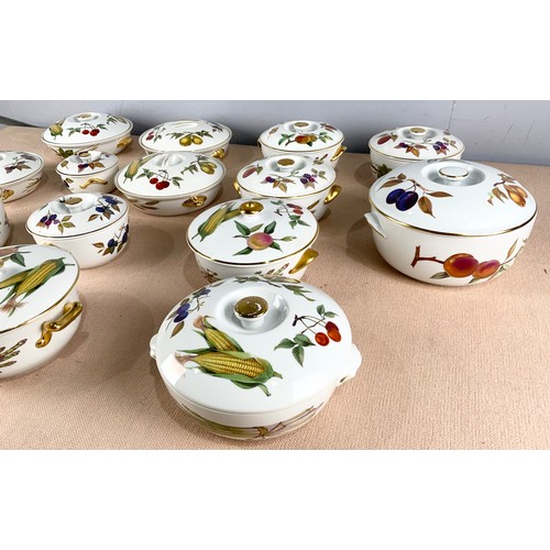 178 - QUANTITY OF ROYAL WORCESTER EVESHAM CIRCULAR TUREENS WITH COVERS 2 TRAYS