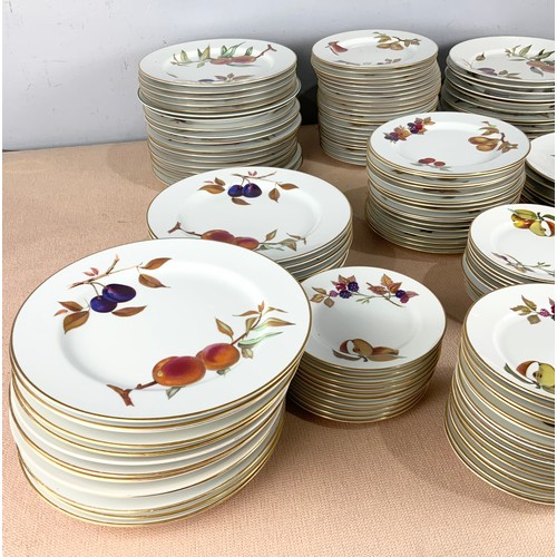 181 - HUGE AMOUNT OF ROYAL WORCESTER EVESHAM PATTERN PLATES INC DINNER & SIDE PLATES