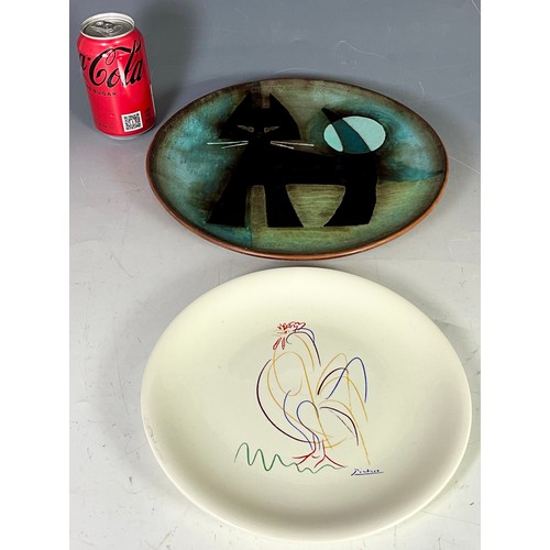 211 - 2 ART POTTERY PLATES - SALINS PICASSO 'LE COQ' AND A MID CENTURY BERG DENMARK CAT PLATE