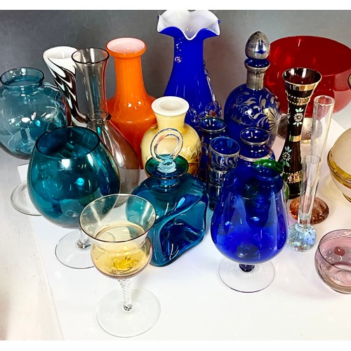 235 - COLLECTION OF MIXED COLOURED GLASSWARE