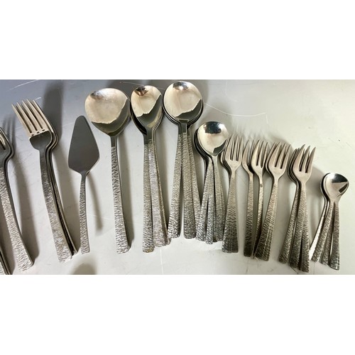 280 - AN INCOMPLETE SET OF VINERS GERALD BENNEY STUDIO CUTLERY