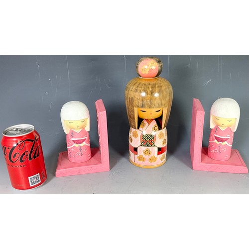 346 - JAPANESE SOSAKU KOKESHI WOODEN DOLL AND A PAIR OF VINTAGE KIMMI BOOKENDS