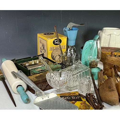 351 - QUANTITY OF VINTAGE KITCHENALIA AND OTHER VINTAGE HOUSEHOLD ITEMS