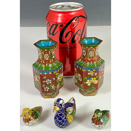 376 - A PAIR OF MINIATURE CLOISONNÉ VASES OF HEXAGONAL FORM T/W THREE SMALL DECORATIVE CLOISONNÉ DUCKS