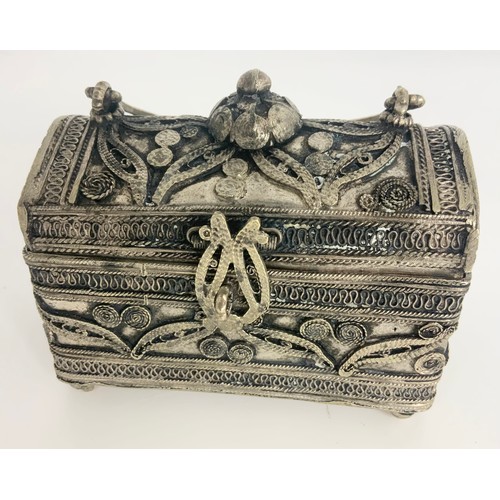 380 - INDIAN WHITE METAL CASKET, A BURR WALNUT SNUFF BOX WITH YELLOW METAL INSERT & TORTOISE SHELL LINING ... 