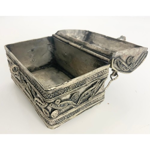 380 - INDIAN WHITE METAL CASKET, A BURR WALNUT SNUFF BOX WITH YELLOW METAL INSERT & TORTOISE SHELL LINING ... 