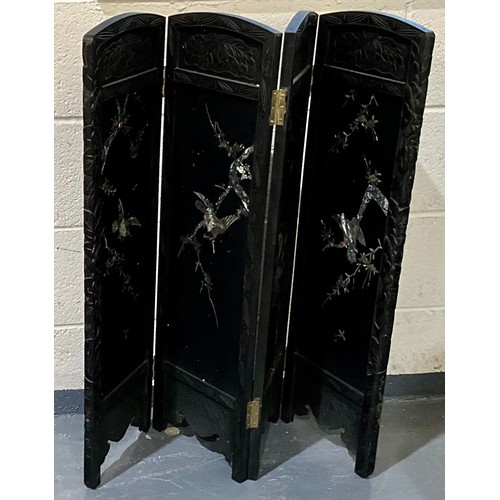 400 - FOLDING FOUR PANEL SCREEN WITH SHELL INLAID ORIENTAL DECORATION. Approx. 90cm High