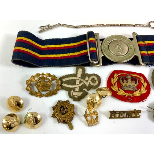 451 - MILITARY INTEREST, A REME STAPLE BELT, REME SHOULDER BADGE,  CAP BADGE, VARIOUS TUNIC BUTTONS, CLOTH... 