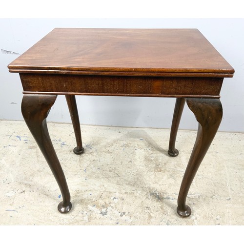 538 - SMALL MAHOGANY OCCASIONAL TABLE WITH CABRIOLE LEGS