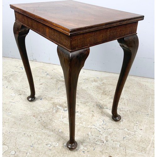 538 - SMALL MAHOGANY OCCASIONAL TABLE WITH CABRIOLE LEGS