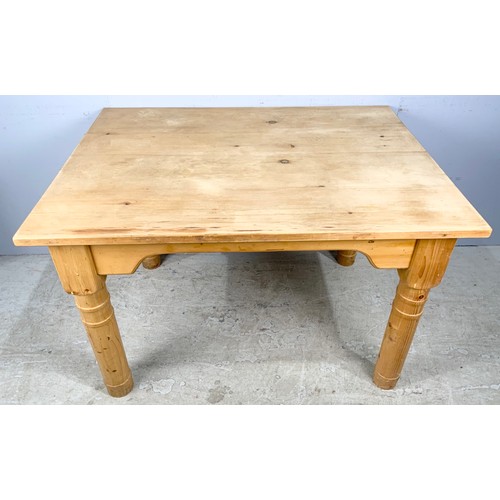 541 - PINE TOP KITCHEN TABLE WITH HEAVY TURNED LEGS 120cm x 92cm