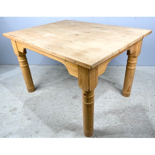 541 - PINE TOP KITCHEN TABLE WITH HEAVY TURNED LEGS 120cm x 92cm