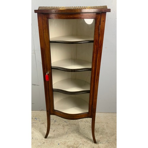 620 - ELEGANT SERPENTINE FRONT GLAZED INLAID MAHOGANY CABINET ON SPLAYED LEGS WIDTH 47cm, 118cm TALL