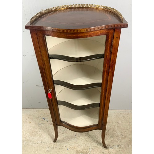 620 - ELEGANT SERPENTINE FRONT GLAZED INLAID MAHOGANY CABINET ON SPLAYED LEGS WIDTH 47cm, 118cm TALL