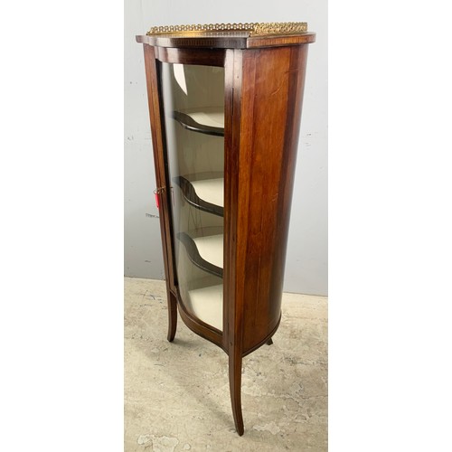 620 - ELEGANT SERPENTINE FRONT GLAZED INLAID MAHOGANY CABINET ON SPLAYED LEGS WIDTH 47cm, 118cm TALL