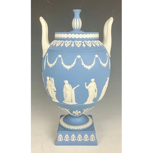 48 - A 20TH CENTURY WEDGWOOD BLUE JASPER TWO-HANDLED URN AND COVER, approx. 31 cm