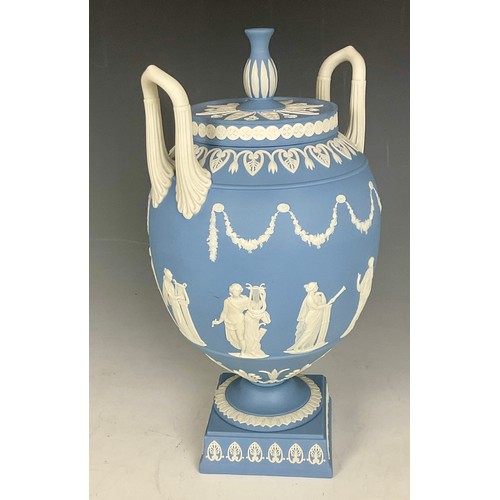 48 - A 20TH CENTURY WEDGWOOD BLUE JASPER TWO-HANDLED URN AND COVER, approx. 31 cm