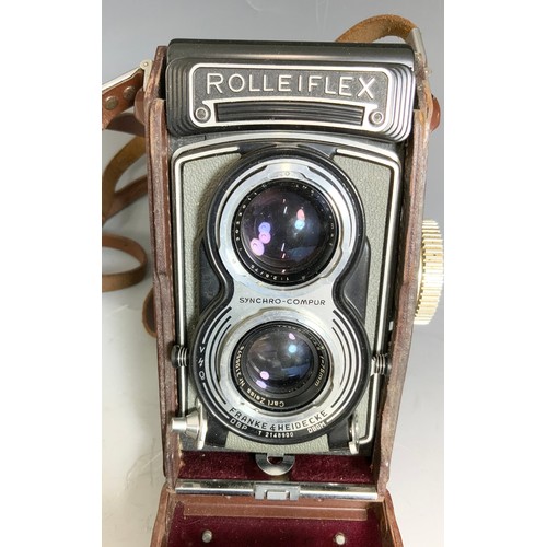 118 - A VINTAGE MID CENTURY, ROLLEIFLEX, SYNCHRO COMPUR, FRANKE & HEIDECKE CAMERA WITH CARL ZEISS NR 31065... 