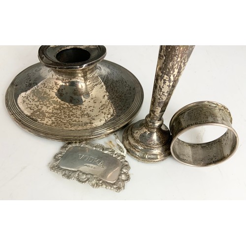 142 - MIXED HALLMARKED SILVER ITEMS INC INK WELL AF, DECANTER LABEL, SERVIETTE RING AND A LOADED STEM VASE... 