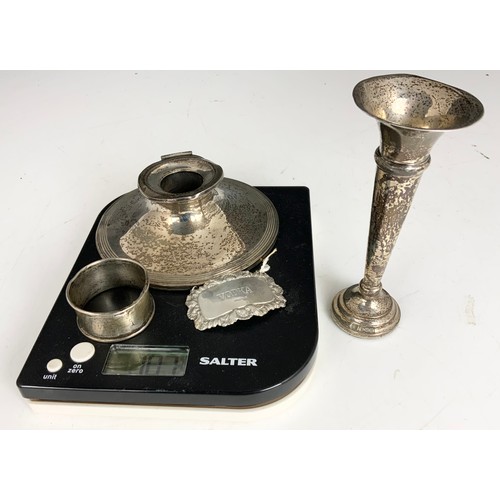 142 - MIXED HALLMARKED SILVER ITEMS INC INK WELL AF, DECANTER LABEL, SERVIETTE RING AND A LOADED STEM VASE... 