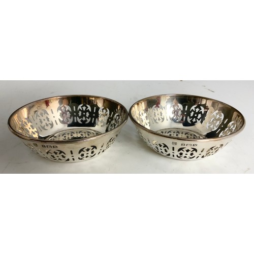 175 - CASED PAIR OF HALLMARKED SILVER PIERCED DISHES WITH A HALLMARKED SILVER SAUCE BOAT 147g