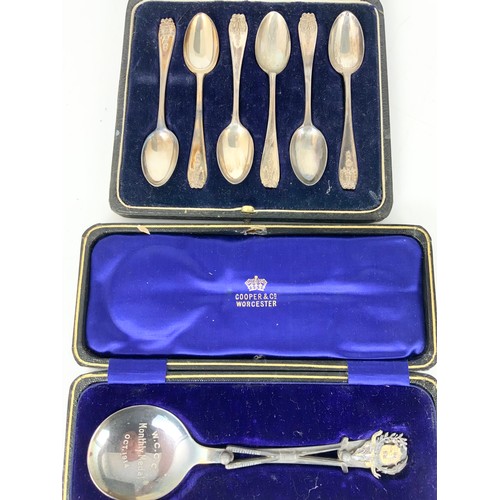 206 - CASED SET OF SILVER TEASPOONS AND A PRESENTATION GOLF SPOON