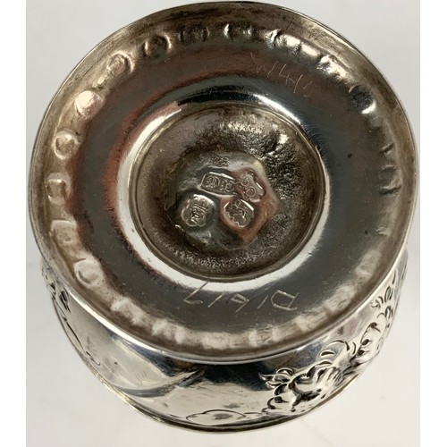 170 - HALLMARK GEORGIAN SILVER WILLIAM COLES LONDON 1742 BUN PEPPER WITH EMBOSSED DECORATION 66g