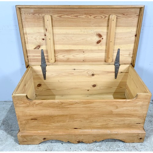 600 - PINE BLANKET BOX WIDTH 98cm