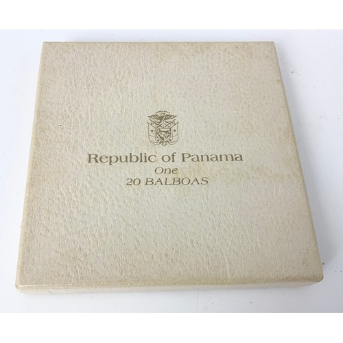 375 - A REPUBLIC OF PANAMA SILVER PROOF 20 BALBOAS COIN, 1973 IN CAPSULE AND CASE WITH CERTIFICATE