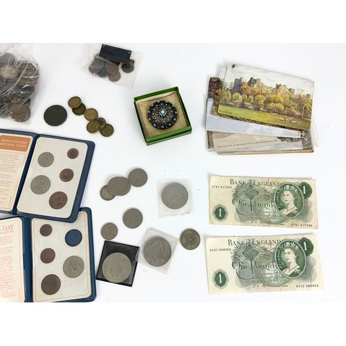 390 - COINS INC 3d, SIXPENCE’S, 2 FORDE £1 NOTES, POSTCARDS & A BROOCH